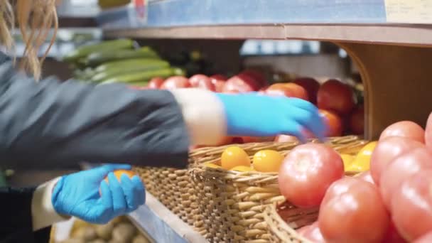 Γυναίκα που αγοράζει ντομάτες στο σούπερ μάρκετ — Αρχείο Βίντεο