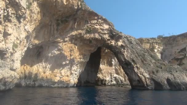 马耳他 欧洲地中海马耳他岛海岸线上的天然拱形岩石群 — 图库视频影像