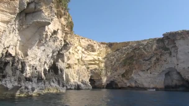 美しい岩のボートに乗るのPovはマルタ ヨーロッパの地中海の自然の海岸線に海の洞窟と湾を形成します — ストック動画