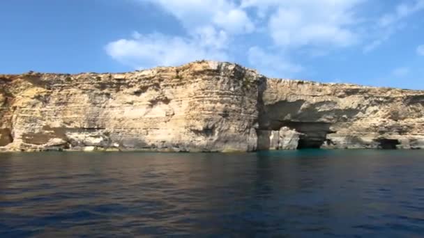 マルタ ヨーロッパによって作成されたマルタの岩の海岸線を見下ろすシーボート観光ツアー — ストック動画
