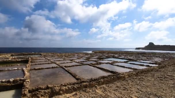 時間の経過 ヨーロッパ マルタのゴゾで美しい晴れた日に地中海沿岸で収穫のための塩鍋 — ストック動画