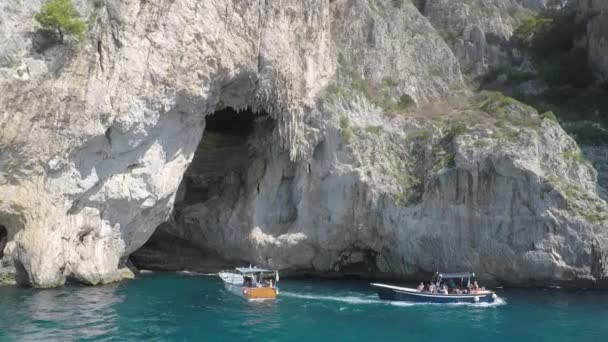 Lodě Turistickým Průsmykem Slavnou Atrakcí Blízkosti Přírodní Krásy Moře Jeskyně — Stock video