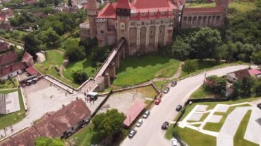 Castelul Corvinilor. Corvin Kalesi, Hunyadi Kalesi ya da Hunedoara Kalesi olarak da bilinir. Romanya 'da çarpıcı bir peri masalı kalesi.