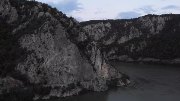 Caldeirões Danúbio Desfiladeiros Rochosos Dramáticos Longo Rio Danúbio Dubova — Vídeo de Stock