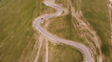 Transalpina, Karpat Dağları 'ndaki Krallar Yolu, Transilvanya Romanya. Dramatik geri çekilme.