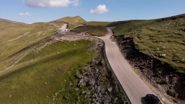 Mobil Melaju Sepanjang Jalan Terbuka Atas Melewati Gunung Rekaman Drone — Stok Video