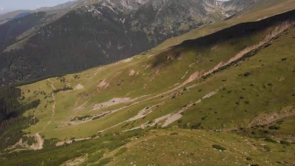 Vista Aérea Las Aves Sobre Las Dramáticas Montañas Cárpatos Transilvania — Vídeo de stock