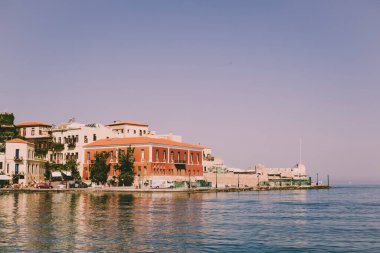 Denizin arka planında eski Yunan şehrinin panoramik manzarası. Parlak evler, Venedik mimarisi.