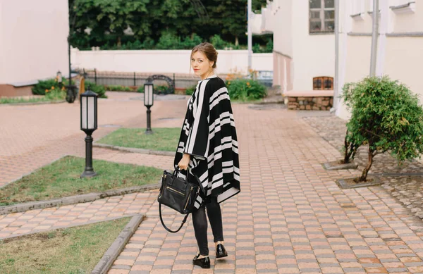 Stylish Girl Black White Kimono Small Garden Walks Turns Frame — Stockfoto