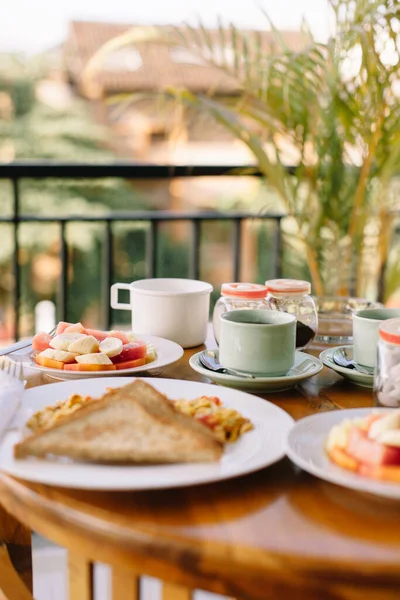 Beautiful Exotic Breakfast Wooden Table Plates Fruit Scrambled Eggs Cups — Stock Photo, Image