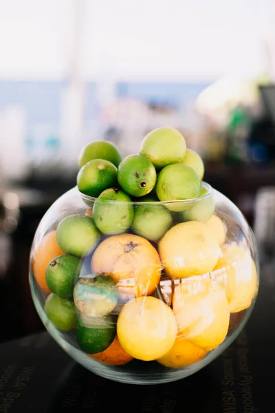 Vaso Redondo Transparente Com Limões Laranjas Limas Cores Brilhantes Verão — Fotografia de Stock