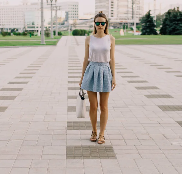 夏日里 穿着夏装和眼镜站在街上的时尚女郎 — 图库照片