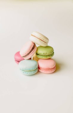 Beyaz arka planda renkli badem kurabiyesi piramidi. Kahve için tatlı..