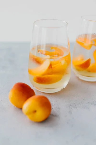 Bright Homemade Fruit Lemonade Slices Peach Transparent Glass Gray Table — Stock Photo, Image
