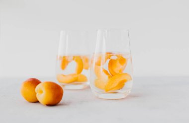 Sıcak bir yaz günü için taze içecek. Meyve dilimleri ve buzla köpüklü su..