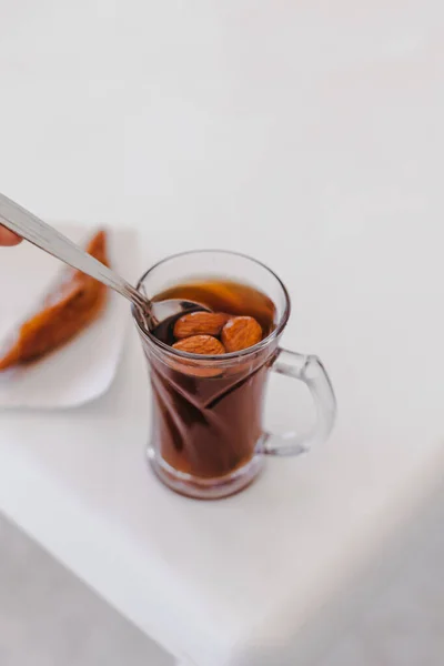 Doğu Ülkelerinde Geleneksel Içki Kekikli Bademli Bir Bardak Çay — Stok fotoğraf