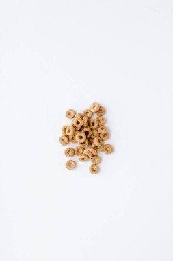 Bir avuç dolusu tam tahıllı gevrek mısır gevreği beyaz arka planda.. 