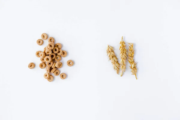 Cheerios Und Weizenkeime Auf Einem Horizontalen Weißen Hintergrund Fertigfrühstück Oder — Stockfoto