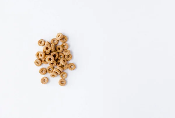 Wenige Cheerios Sind Auf Weißem Hintergrund Rechts Verstreut Leerraum Für — Stockfoto