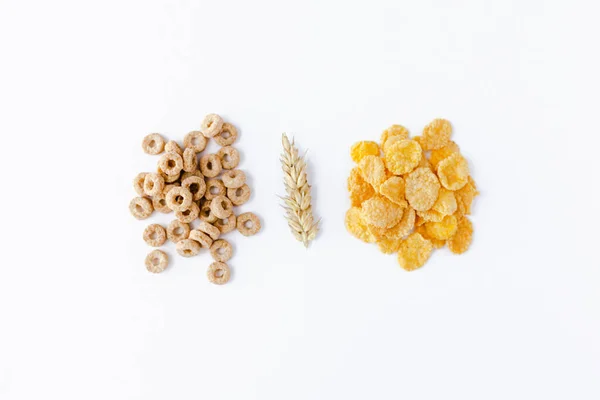 Handfull Cheerios Vetegroddar Och Cornflakes Vit Bakgrund Frukostspannmål — Stockfoto