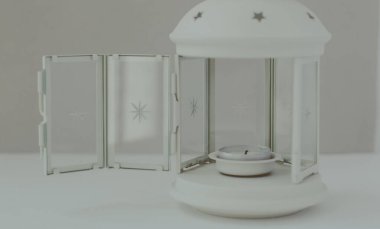 Mum için deliği olan beyaz lamba. Konforlu iç mekan için dekorasyon.