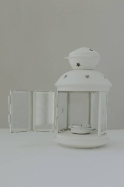 Mum için deliği olan beyaz lamba. Konforlu iç mekan için dekorasyon.