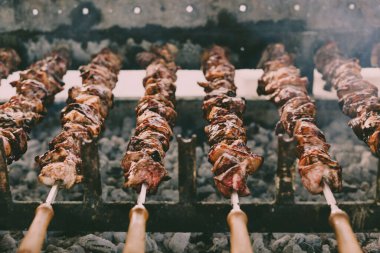 Üzerinde metal şişleri iştah açıcı kebap yemek ızgara. 
