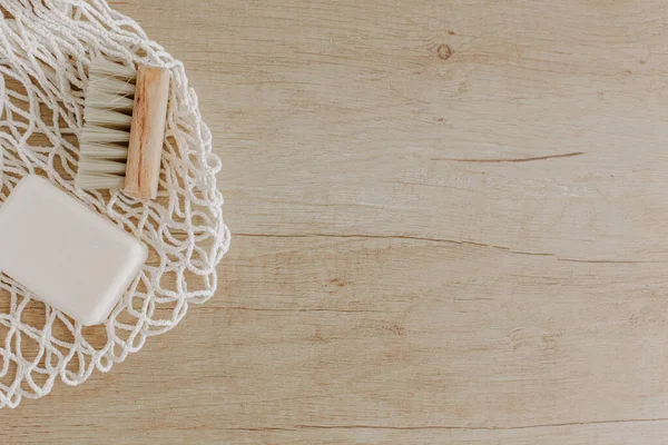 Concepto Ecológico Sobre Fondo Madera Izquierda Pincel Jabón Red Materiales — Foto de Stock