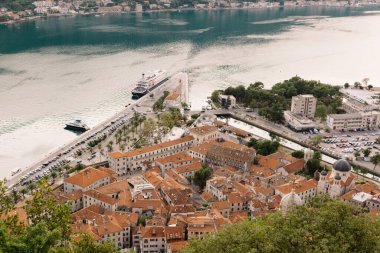 Kotor Körfezi, Karadağ - 15.07.2015. Kırmızı çatılı evler, yolcu gemisi. Yukarıdan görüntüle. 