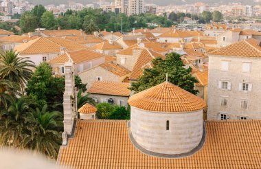 Budva, Karadağ - 20.07.2015. Kırmızı çatıları olan eski kasaba manzarası. Güzel sanat renkleri.