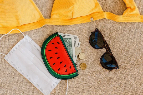 夏天的布局 旅行和度假的概念 护目镜 防晒霜 泳衣新的现实 Covid — 图库照片