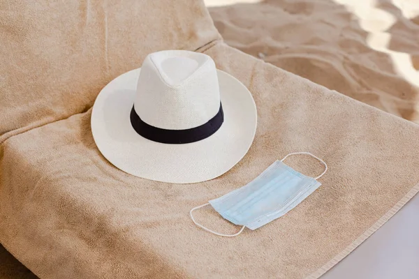 Beach Hat Medical Mask Sun Lounger Coronavirus Protection Restrictions Resorts — Stock Photo, Image