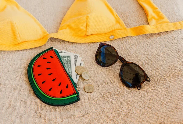 浴巾上的海滩饰物黄色比基尼太阳镜钱袋度假 旅行概念 — 图库照片