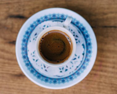 Geleneksel Türk fincanında sade kahve. Kapat..