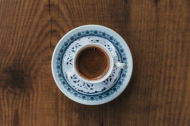 Türk kahvesi. Otantik bir içki. Espresso tablo üstü görünümü.