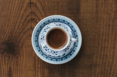 Türk kahvesi. Otantik bir içki. Espresso tablo üstü görünümü.