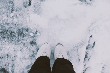 Beyaz deri buz patenlerini kaybeder ve buz ve kar arkaplanının üzerinde buz pateni izleri olan alanı kopyalarlar. Üst görünüm.