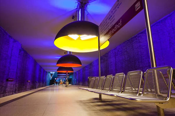 Münih 'teki Westfriedhof metro istasyonunda renkli lambalar.
