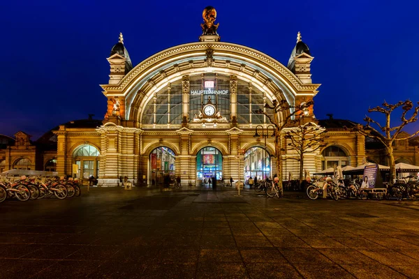 Frankfurt Almanya 'daki ana merkez tren istasyonu.