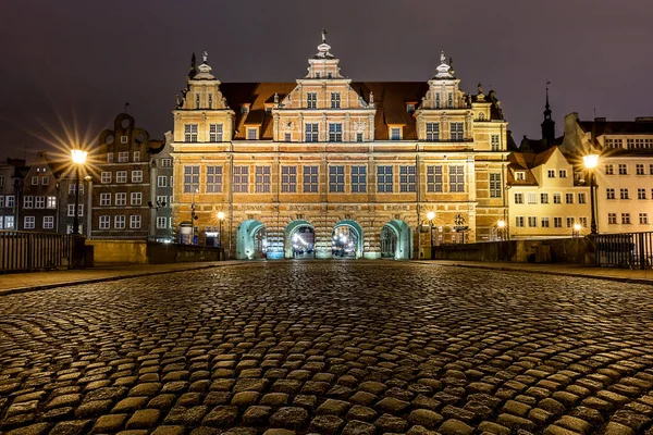 Polonya 'nın Gdansk kentindeki Yeşil Kapı' nın gece fotoğrafı.