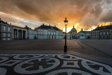 Kopenhag 'ın merkezindeki Amalienborg Kalesi ve Frederik' in kilisesi arkada. Gün batımında