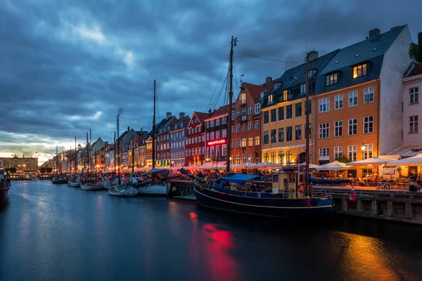 Kopenhag, Danimarka 'daki Nyhavn Kanalı' nda gün batımında restoranları var.