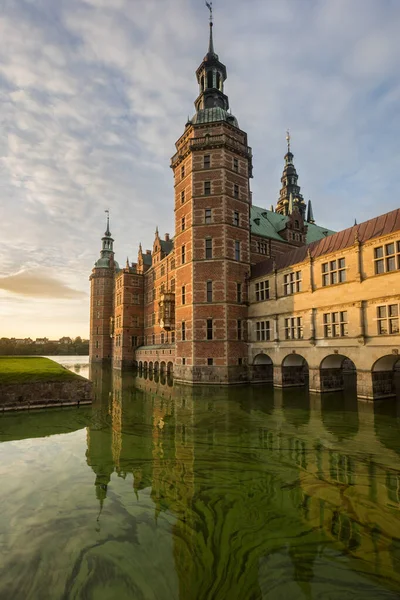 Kopenhag yakınlarında gün doğumunda Frederiksborg Şatosu görüldü