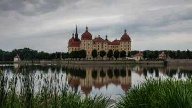 Moritzburg Kalesi 'nin Zaman Hızı ve Alman şehri Dresden yakınlarındaki göl