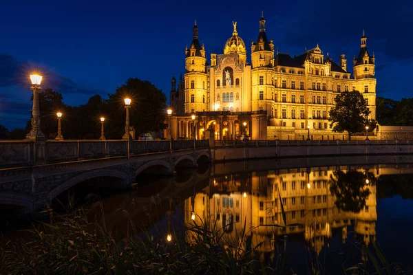 Almanya 'nın doğusundaki ünlü Schwerin Şatosu gece görüldü. Kale Schwerin Gölü 'ndeki bir adada..