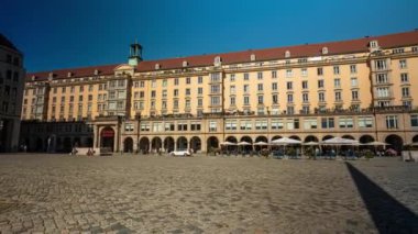 Bir yaz sabahı Dresden Altmarkt Meydanı 'ndan hızlandırılmış görüntüler