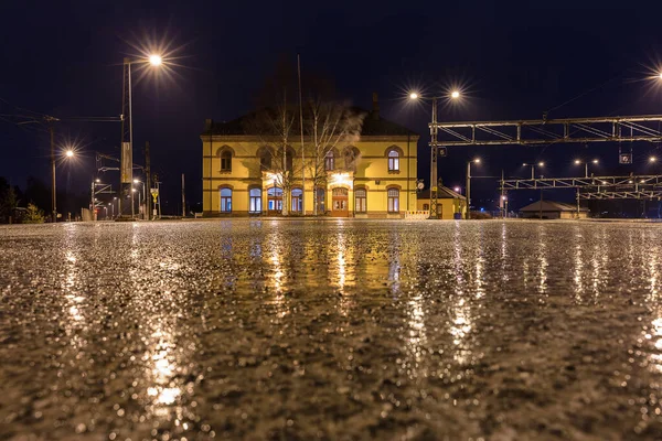Norveç 'teki Honefoss Tren İstasyonu' nun kışın alçak açılı görüntüsü