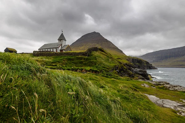 Faroe Adaları 'ndaki Vidoy Adası' ndaki Vidareidis Kilisesi. Taş kilise 1891-1892 yılları arasında inşa edilmiştir.