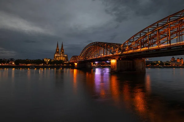 Arkasında ünlü demiryolu köprüsü ve Köln Dom olan Köln manzarası