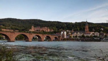 Almanya 'nın Heidelberg şehrinden Neckar nehri ve Heidelberg Sarayı ile Gece Zamanlaması